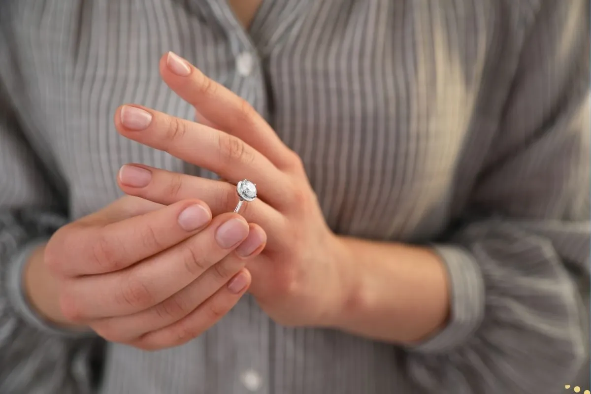what-is-the-spiritual-meaning-of-ring-finger-itching-and-superstitions